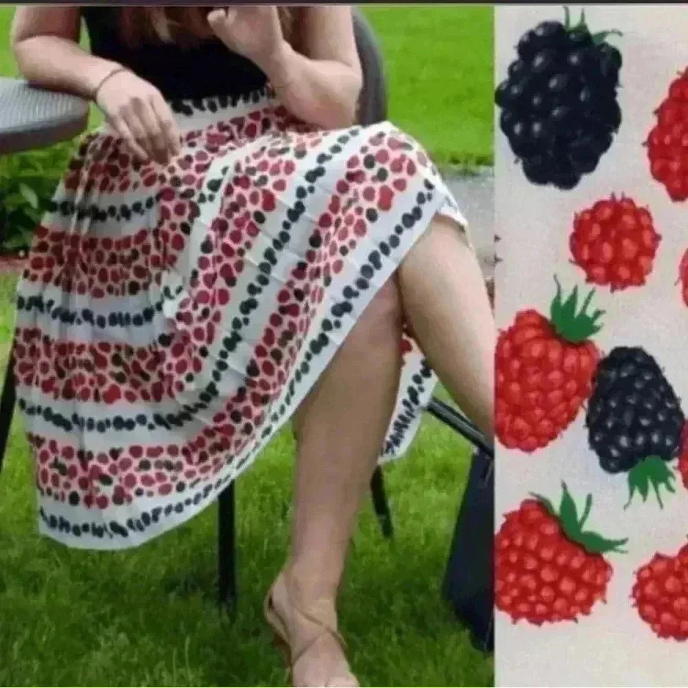 J. Crew BlackBerry Raspberry Pleated Skirt Size 2 Cream w/ Black & Red Berries.